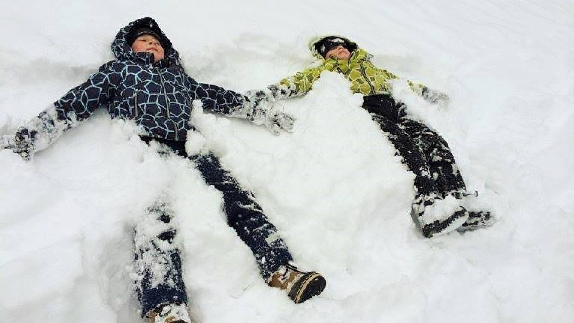 Die Angelones machen einen Schneeengel