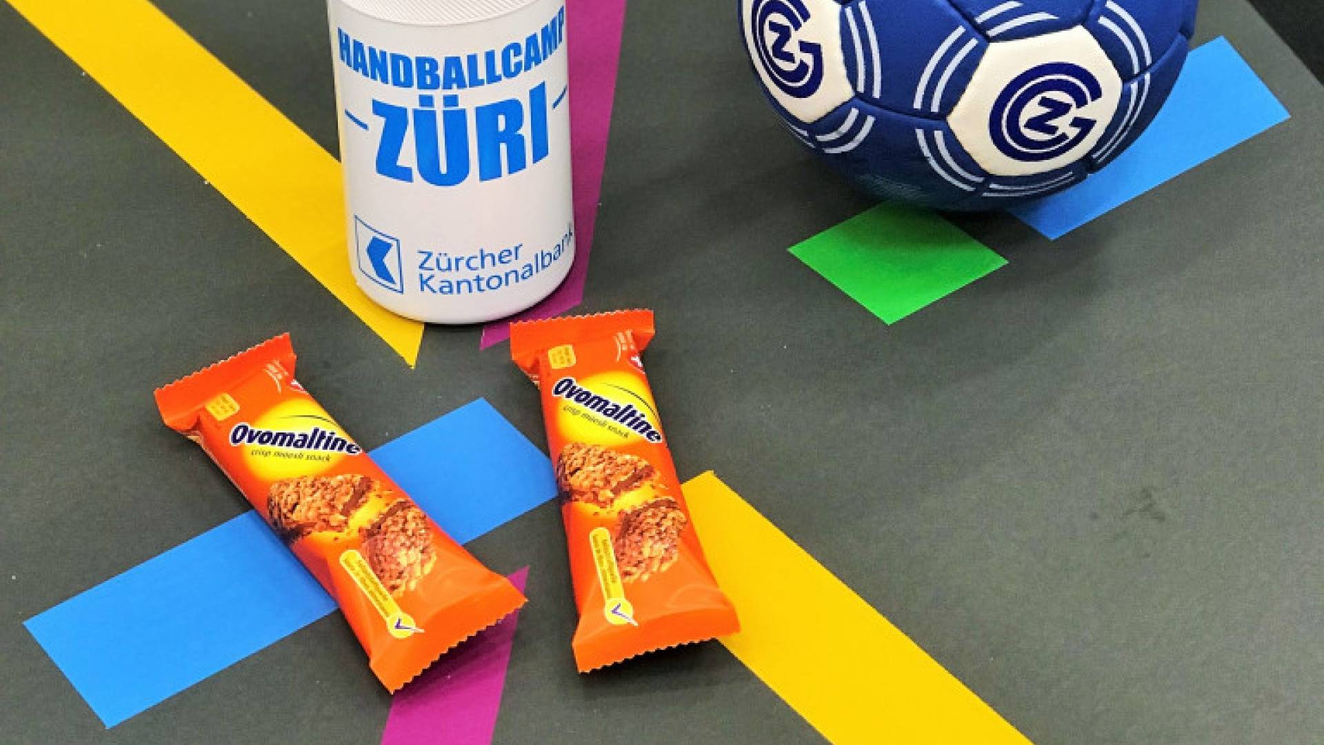 Ovo Crisp Müesli Snack auf dem Handballfeld