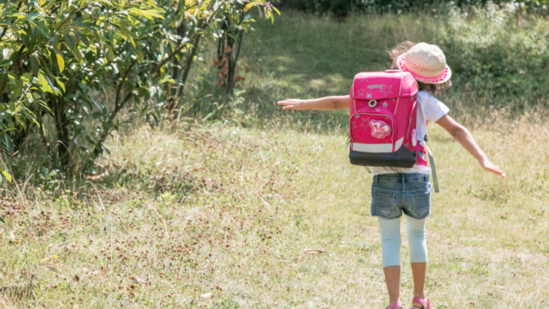 Kind auf dem Schulweg