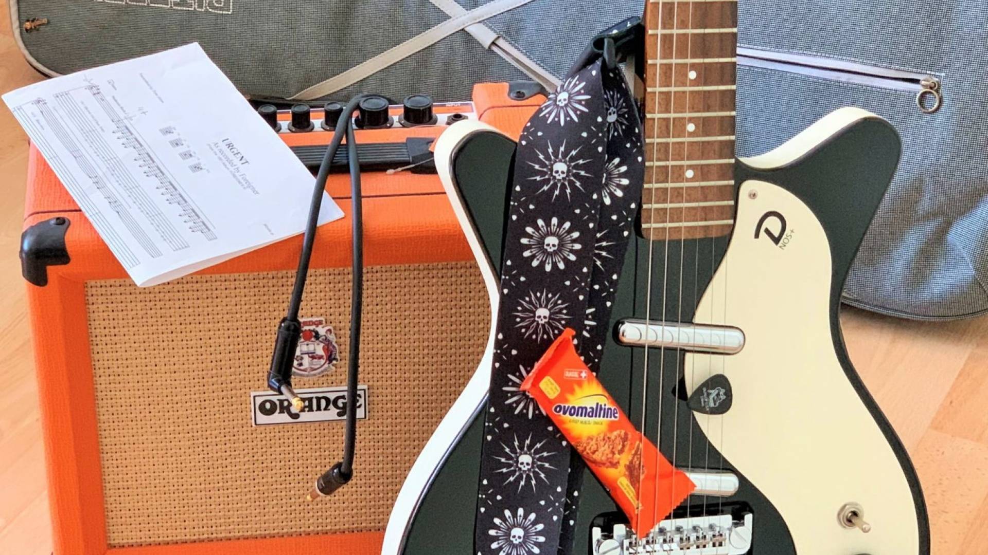 Stärkung vor dem Konzert: Der Kleine von die Angelones vor seinem ersten Gig