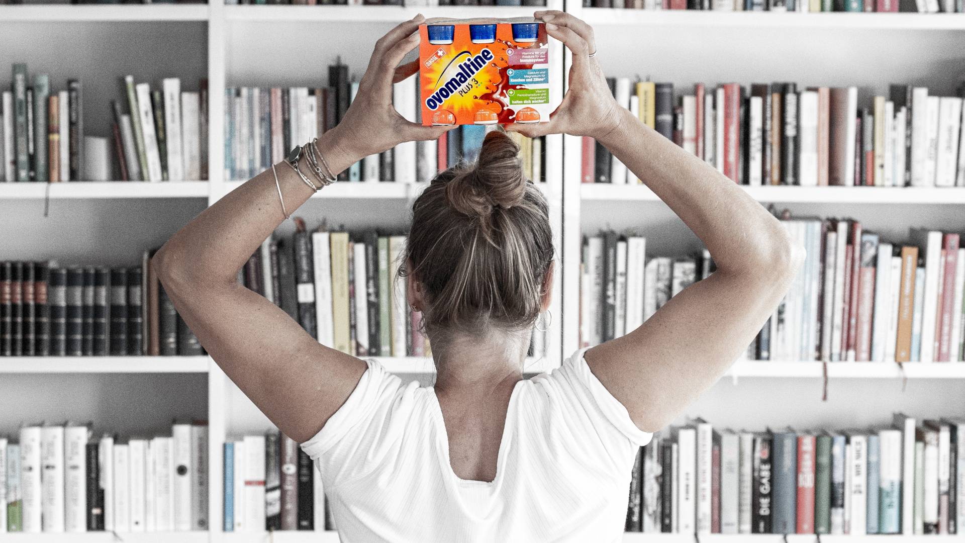 Armübung während Hausarbeit