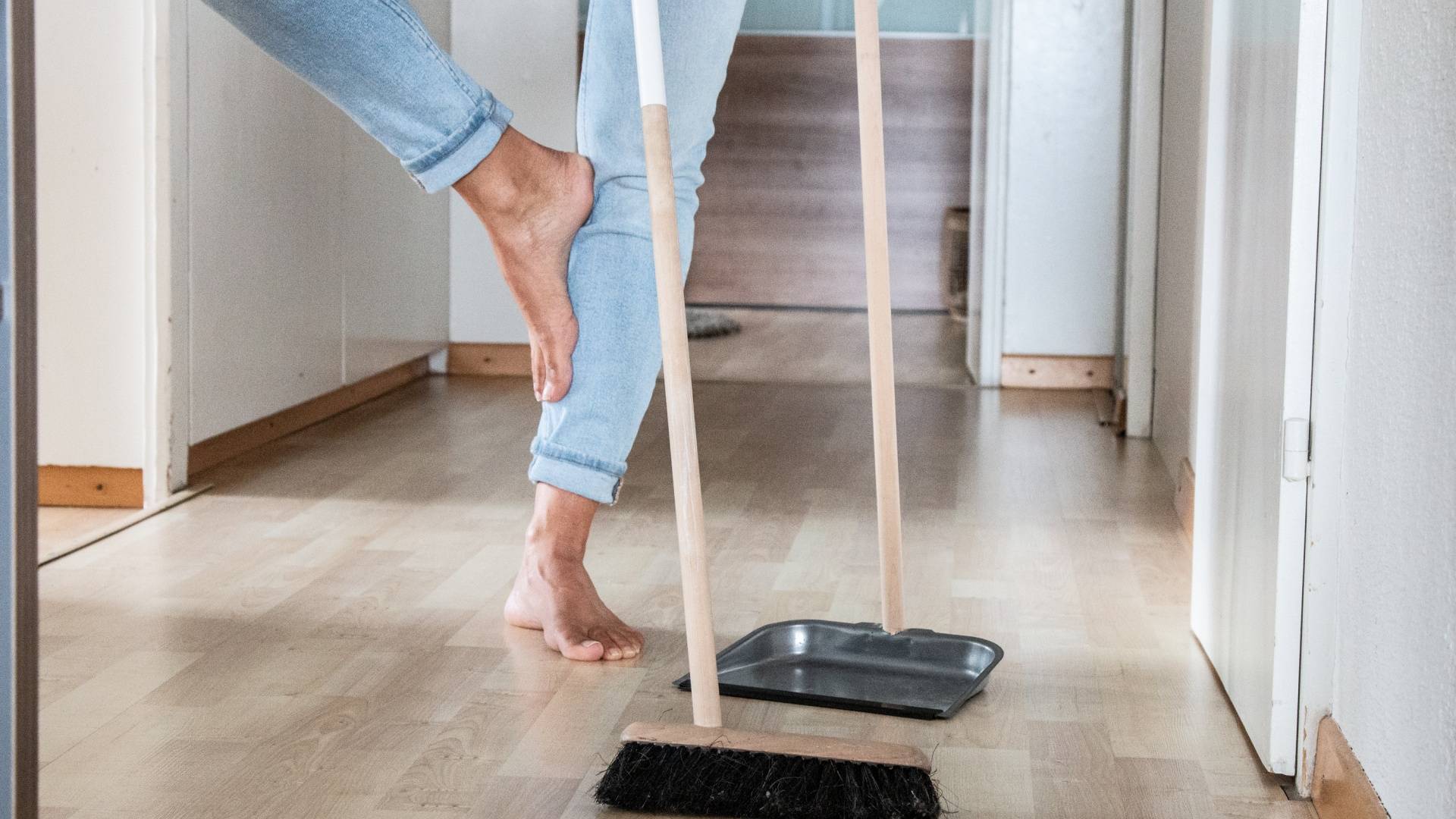 Yogapose während dem Fegen