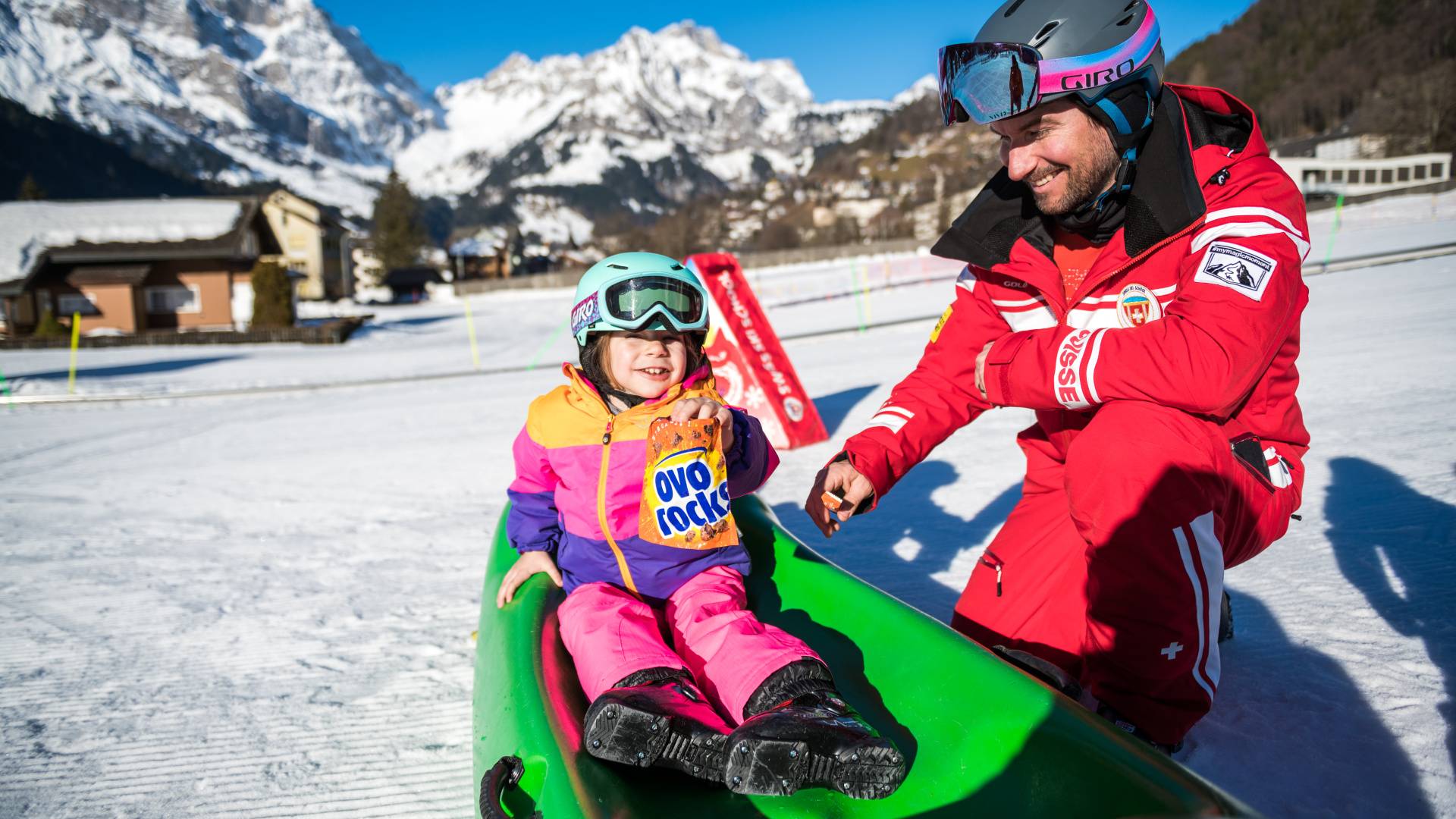 Kind mit Skilehrer und Ovo