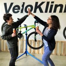 High Five in der Velo Werkstatt