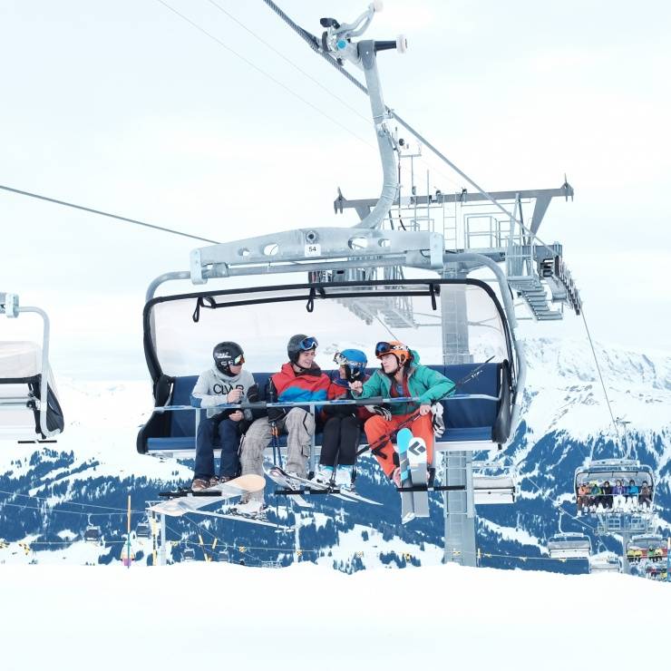 Amici sulla seggiovia in inverno