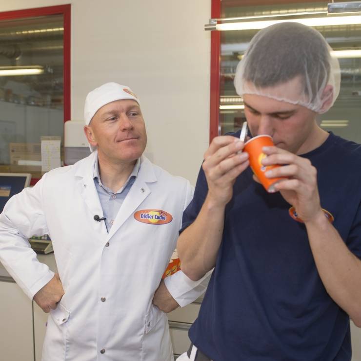 Didier Cuche all'impianto di produzione dell'Ovomaltina