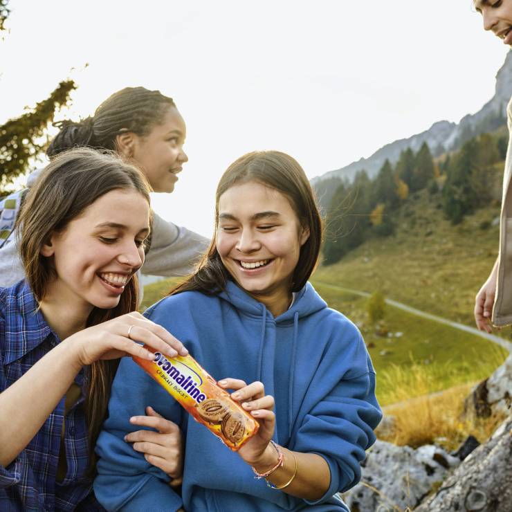 Godetevi Ovomaltine Crisp Müesli Snack con gli amici